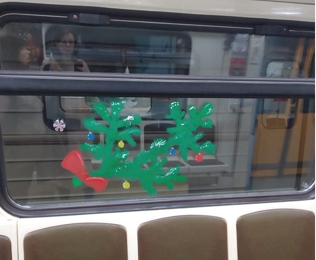 В метро Казани начал курсировать новогодний поезд