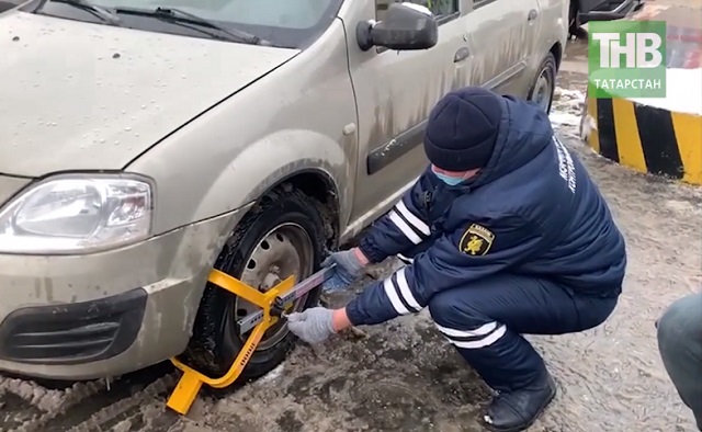 На парковках Казани начнут блокировать колеса машин без номеров