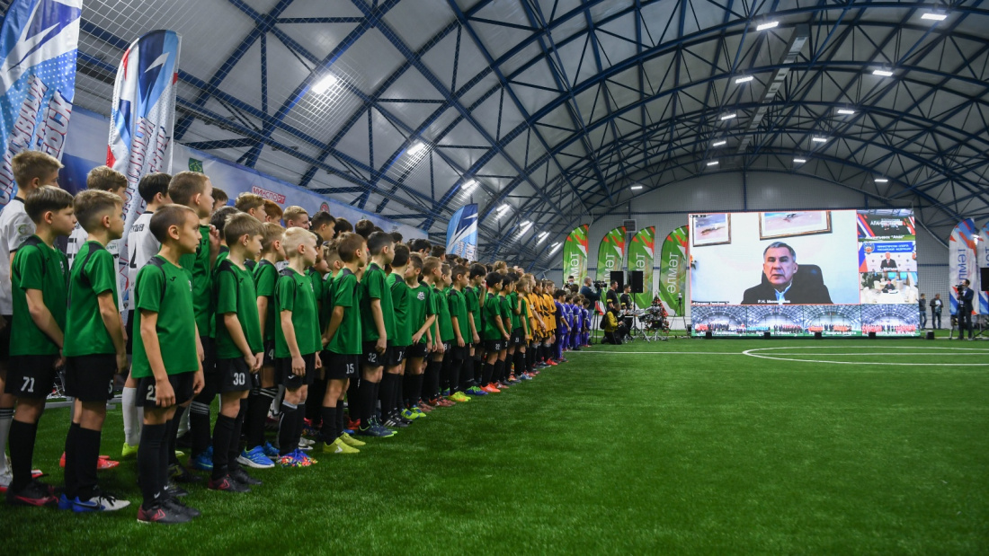 Рустам Минниханов вместе с блогерами открыл пять футбольных манежей в Татарстане