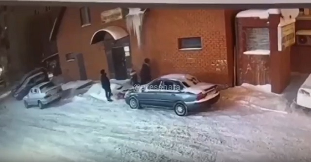 В подмосковном Жуковском на голову 8-летней девочки упала сосулька – видео