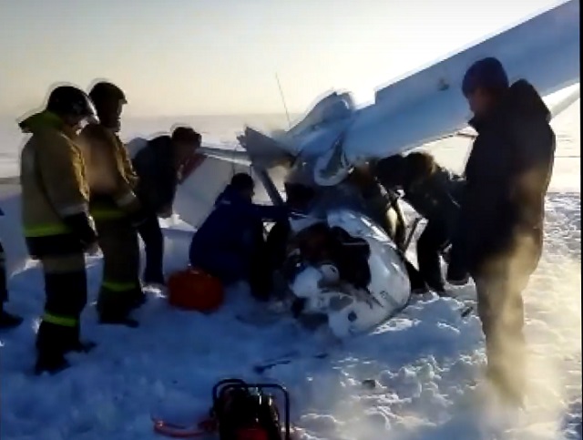 Видео: спасателям пришлось вырезать пилота из кабины упавшего на Алтае самолета
