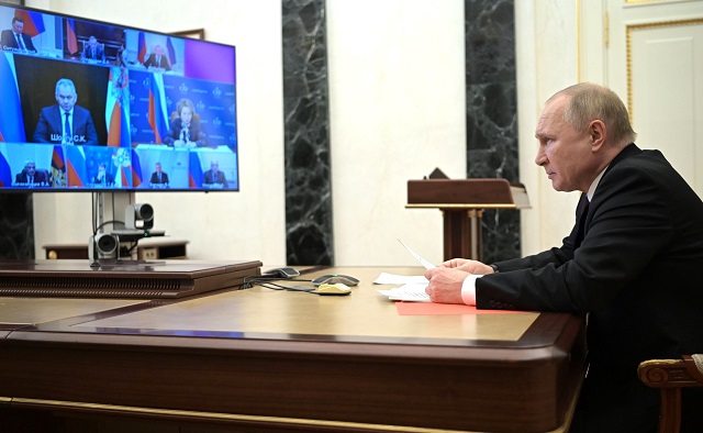 Путин поручил повысить пенсии военным на 8,6%