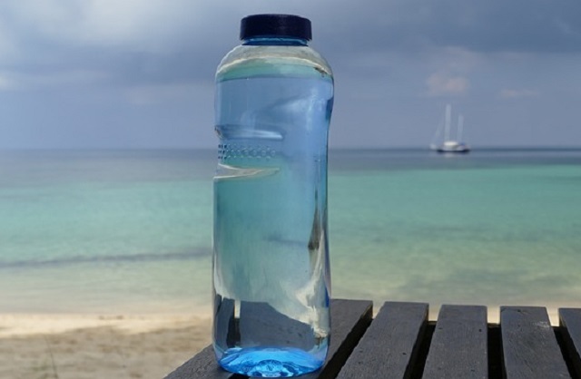 Пластиковые бутылки выделяют в воду свыше 400 химикатов