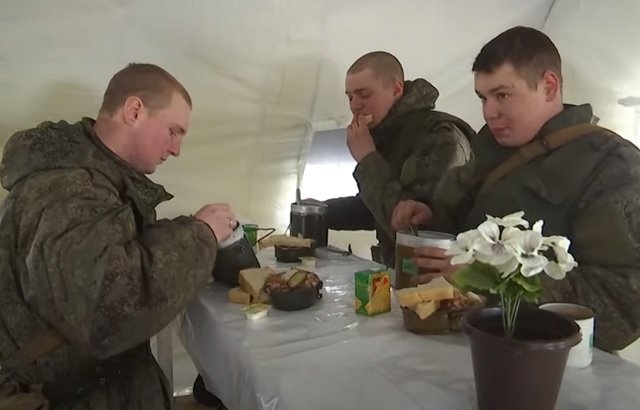 РФ Оборона министрлыгы Украинада махсус операциядә катнашучы хәрбиләрнең көнкүрешен күрсәтте