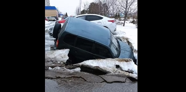 В Татарстане припаркованный внедорожник ушел под землю – видео