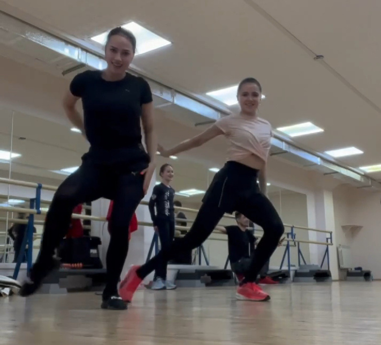 Алина Загитова и Камила Валиева порадовали подписчиков горячим танцем - видео