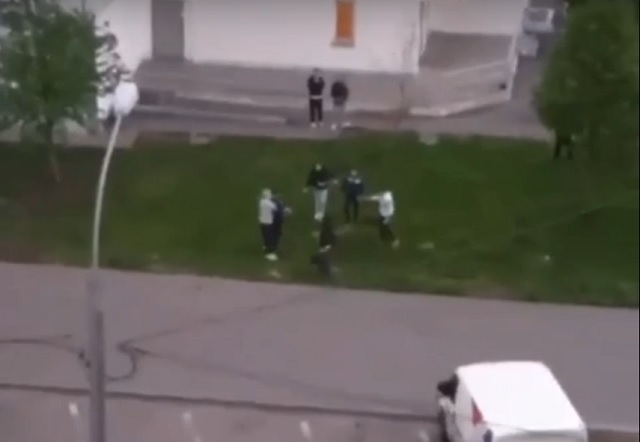 Жители Москвы сняли на видео массовую драку со стрельбой под своими окнами