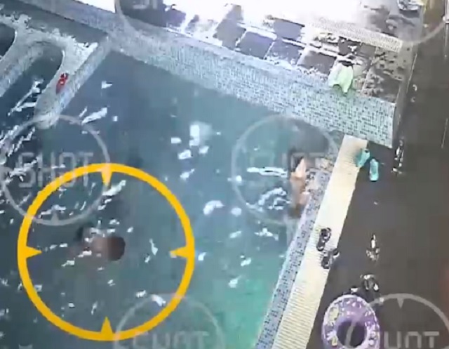 Гибель четырехлетнего мальчика в бассейне финтнес-клуба в Королеве попала на видео