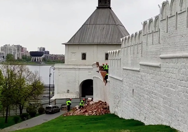 В Казани из-за опасности разрушения разобрали одну из стен Кремля