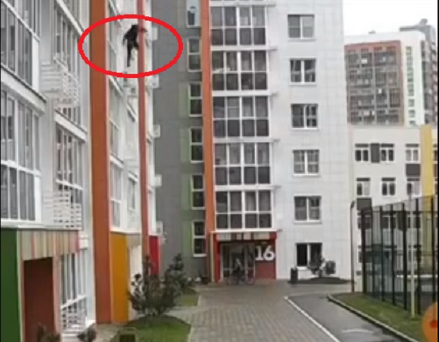 Падение мужчины с 7 этажа в ЖК «Весна» в Казани попало на видео