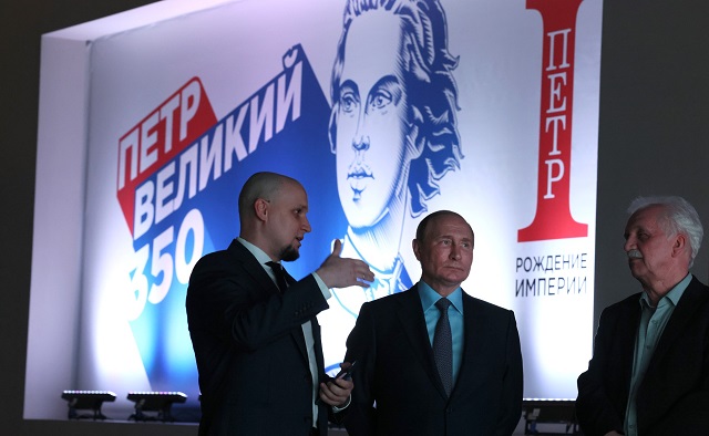Путин посетил выставку, приуроченную к 350-летию со дня рождения Петра I