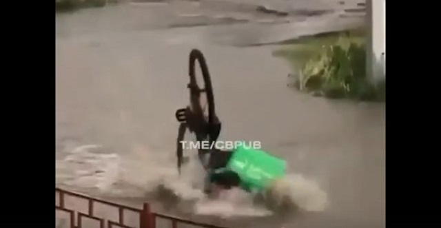 «Приключения велокурьера-2»: доставщик еды нырнул в лужу во время дождя – видео
