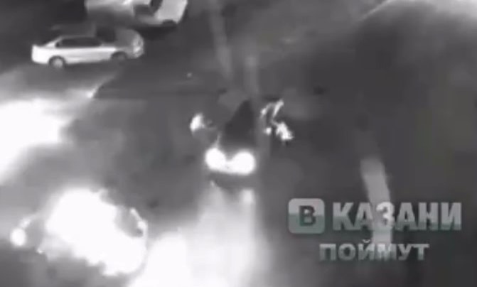 Автохам прокатил полицейского на двери машины в Казани – видео
