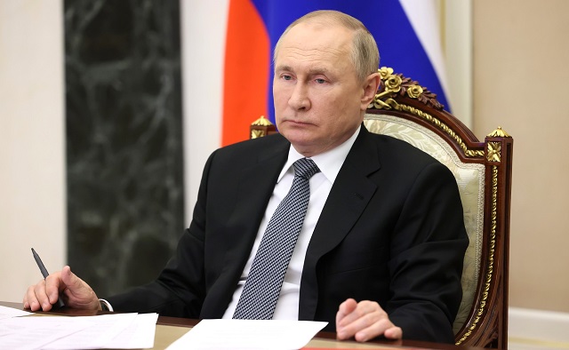 Путин: расселение аварийного жилья в России необходимо ускорить 