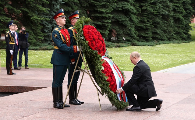 Путин возложил венок к Могиле Неизвестного Солдата в Александровском саду - видео
