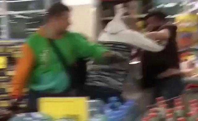 Двое мужланов устроили бой с сотрудниками и посетителями супермаркета в Москве – видео