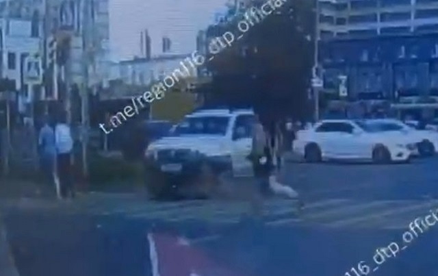 Девушка бросилась под колеса внедорожника на «зебре» в Казани – видео