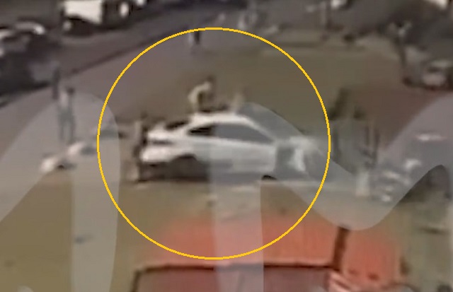 Автоледи перепутала и педали и задним ходом сбила двух  пешеходов на тротуаре – видео