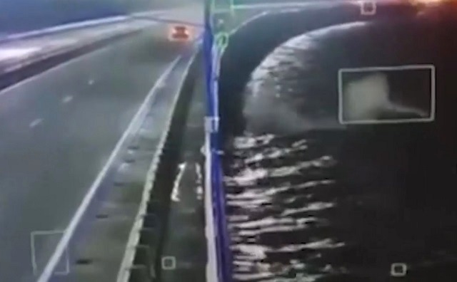 Устроивший аварию на мосту водитель фуры покинул место ДТП, нырнув в воду – видео