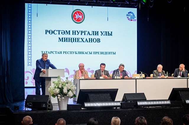 Рөстәм Миңнеханов: Туган телгә мәхәббәт гаиләдә салына