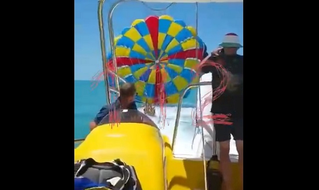 Туриста с парашютом оторвало от катера и унесло в море в Геленджике - видео