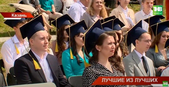 В КФУ торжественно вручили красные дипломы 52 студентам - видео