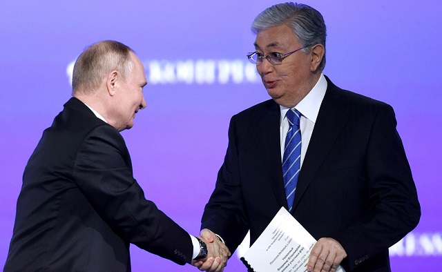 Путин обсудил актуальные вопросы сотрудничества с президентом Казахстана