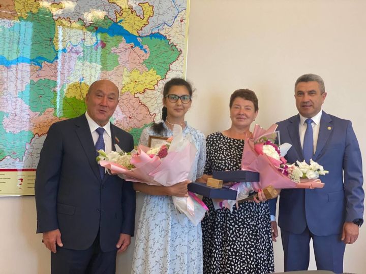 Татарстанда татар теленнән имтихан биргән бердәнбер укучыны Марат Әхмәтов үзендә кабул итте