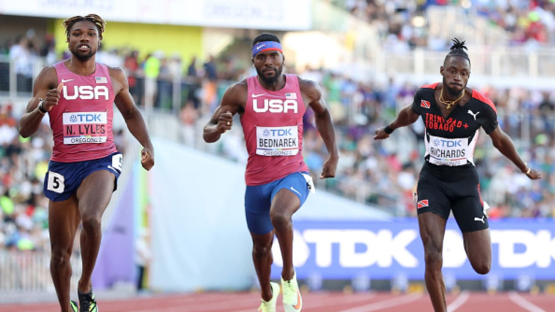 Американский бегун показал четвертое время в истории на дистанции 200 метров