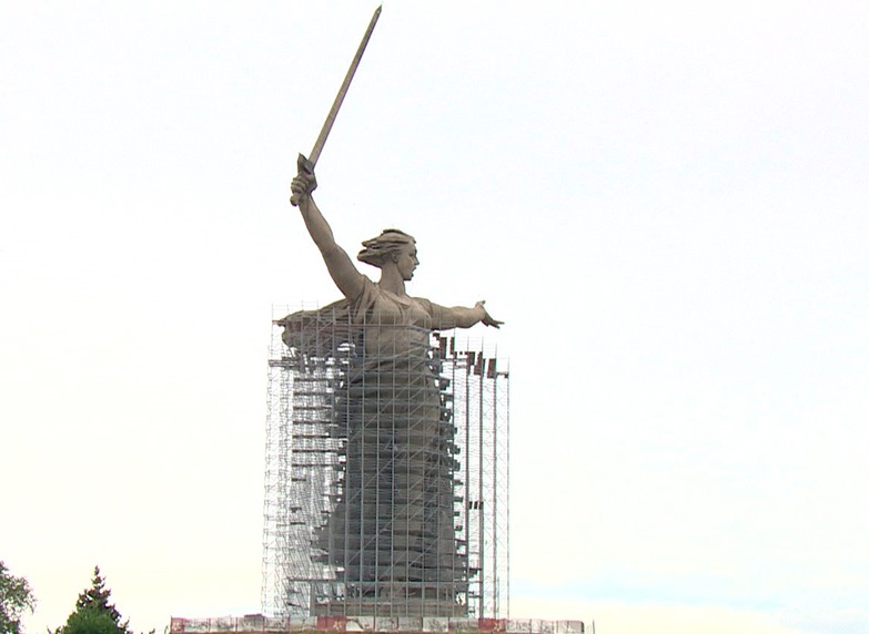 Реставраторы из Казани применили уникальную технологию по очистке монумента "Родина-мать"  в Волгограде