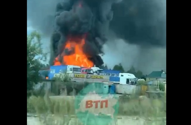 В Татарстане вспыхнул крупный пожар на одном из складов под Казанью – видео