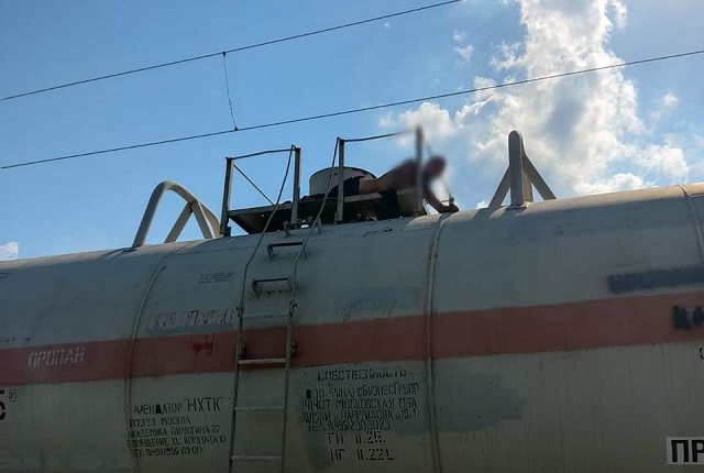 Удар током получил вскарабкавшийся на вагон-цистерну мужчина в Казани