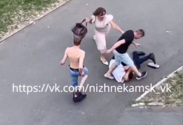 Видео: бесстрашная жительница Татарстана напала на избивающих мужчину дебоширов 
