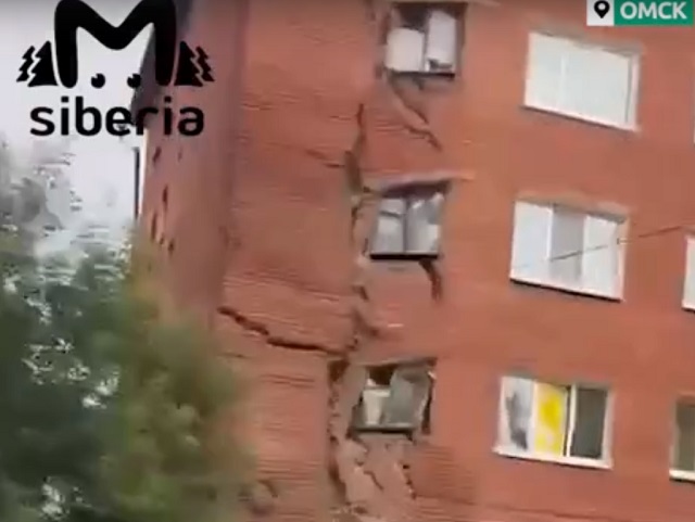 Жители Омска сняли на видео обрушение жилой многоэтажки