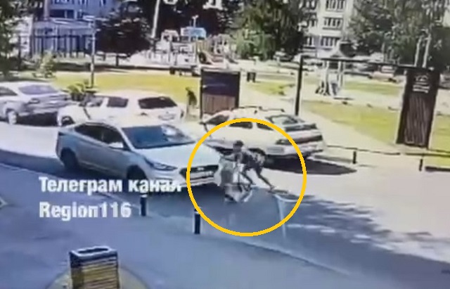Автомобилист сбил двоих детей во дворе дома в Казани - видео