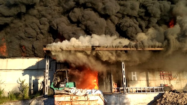 Крупный пожар на территории завода «Хитон» локализовали в Казани – видео