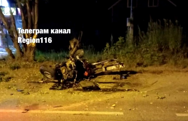 Водитель и пассажир «Лады» погибли при жестком столкновении с деревом в Казани — видео