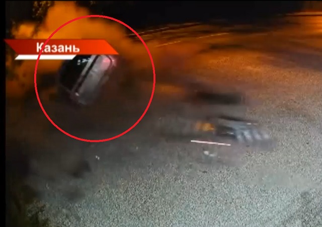 ТНВ показал момент смертельной аварии в Казани с двумя погибшими