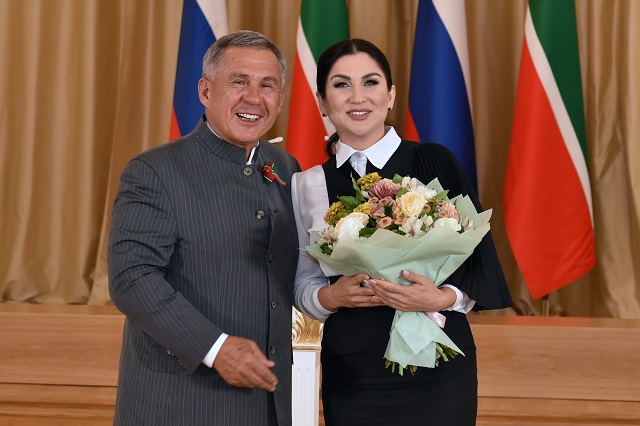 Минниханов присвоил звание «Заслуженная артистка Республики Татарстан» певице Ильсие Бадретдиновой