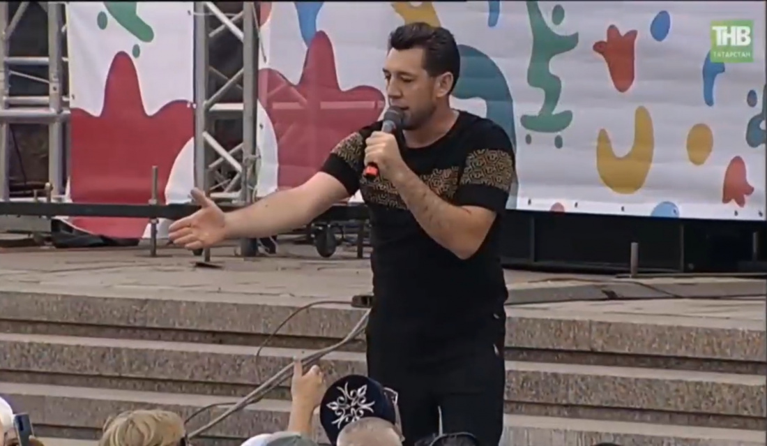 Фирдүс Тямаев Республика көнендә халык белән бергә җырлый - видео 