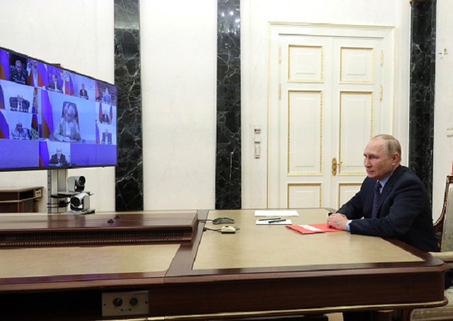 Путин провел оперативное совещание с постоянными членами Совета Безопасности