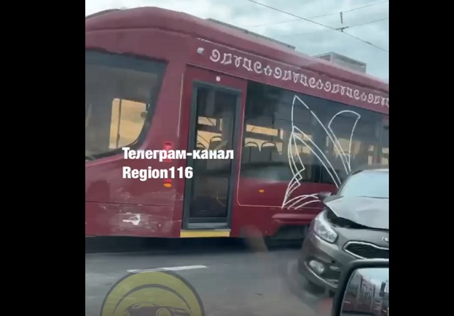 В соцсетях опубликовали видео с последствиями ДТП в Казани с участием трамвая