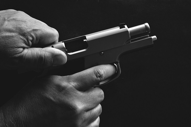 Видео: житель Петербурга расстрелял из пистолета напавших на пенсионера хулиганов