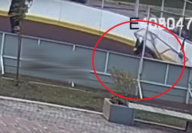 Видео: на спортплощадке в Красноярске футбольные ворота упали на голову малышу