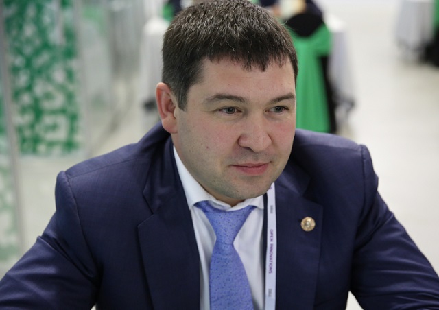 Рустам Минниханов наградил Ильдара Мухамедьярова медалью «За доблестный труд»