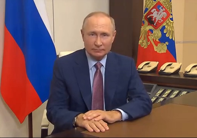 «Он сказал поехали и махнул рукой»: Путин дал старт движению на новых дорогах России