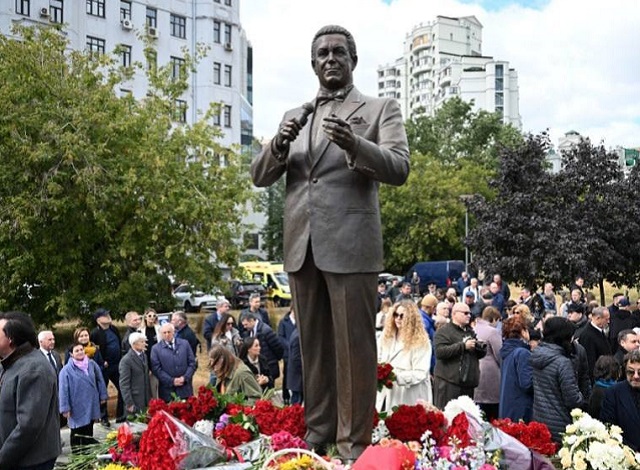 В Москве открыли памятник Иосифу Кобзону – видео