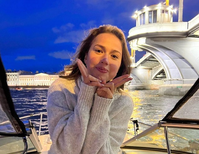 Алина Загитова поделилась с поклонниками фотографиями из поездки в Санкт-Петербург