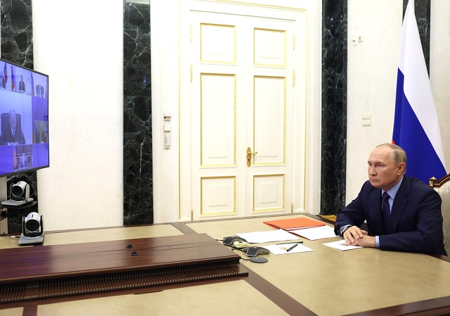 Путин поднял на совещании с членами Совбеза РФ вопрос жилья для военнослужащих