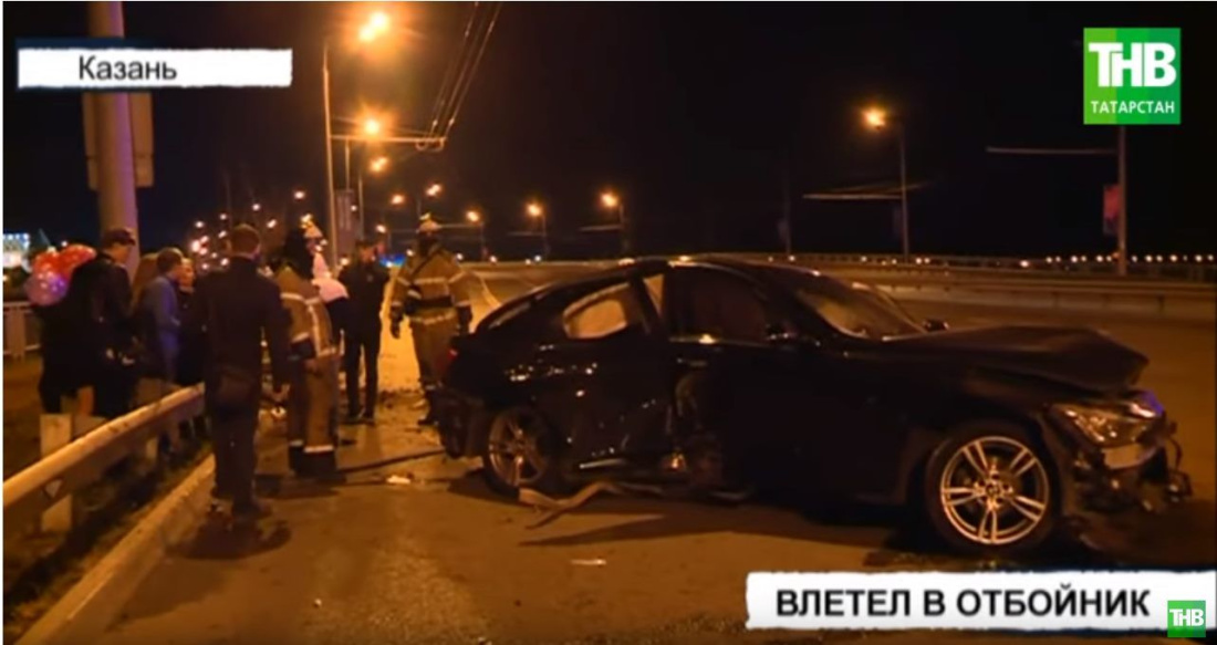 В Казани у БМВ лопнуло колесо и машину отбросило в отбойник (ВИДЕО)
